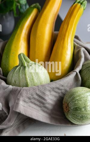 Due varietà di zucchine direttamente dal giardino biologico Foto Stock