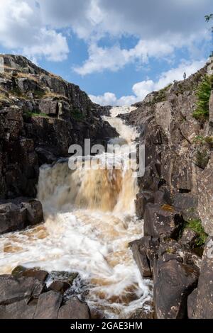 Cavoldron Snout, una cascata sul fiume Tees vicino Cow Green Reservoir e lungo la Pennine Way. Contea di Durham, Regno Unito. Foto Stock