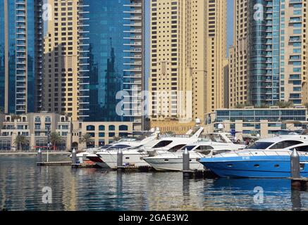 DUBAI, EMIRATI ARABI Uniti - 03 gennaio 2015: Un'immagine degli yacht di lusso ormeggiati a Dubai Marina di fronte ai moderni grattacieli. Foto Stock