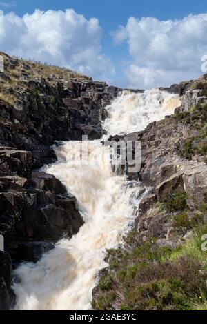 Cavoldron Snout, una cascata sul fiume Tees vicino Cow Green Reservoir e lungo la Pennine Way. Contea di Durham, Regno Unito. Foto Stock