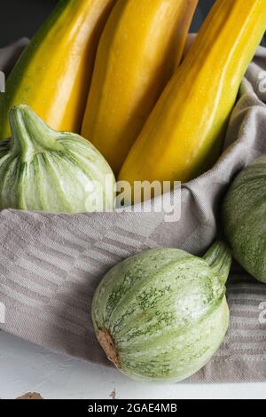 Due varietà di zucchine direttamente dal giardino biologico Foto Stock