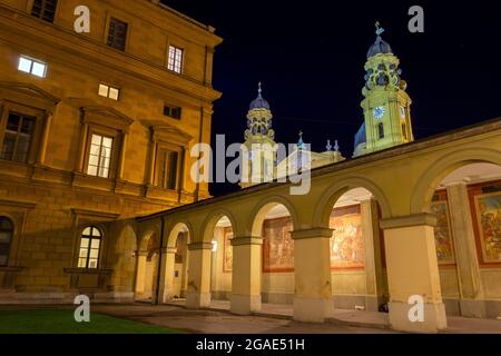 Il parco reale di Hofgarten a Monaco, in Germania, in una notte estiva. Foto Stock