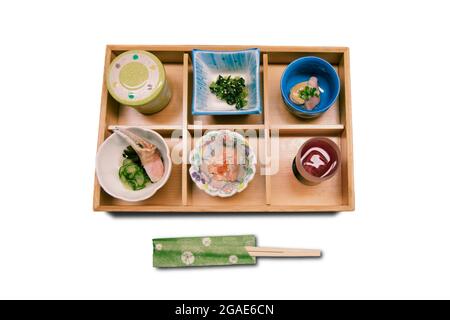 Isolato su sfondo bianco di sano pasto giapponese su un tavolo di legno in un ristorante per famiglie. Foto Stock