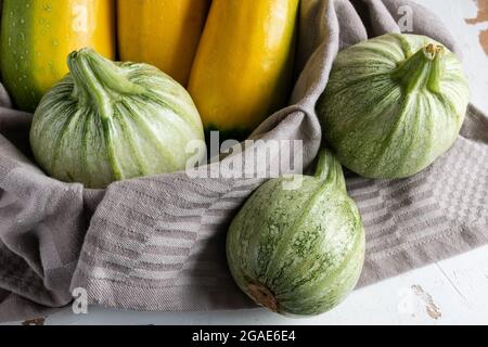 Due varietà di zucchine direttamente dal giardino biologico Foto Stock