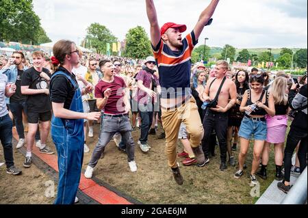 Sheffield, Regno Unito. 25 luglio 2021. Il 3° giorno i festaioli hanno festeggiato il Tramlines Festival 2021 di Sheffield, che si è Unito alla terza fase degli eventi governativi Foto Stock