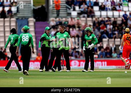 L'Erin Burns di Birmingham Phoenix è stato inseguito da Anya Shrubarsole (centro) di Southern Brave, festeggia con i compagni di squadra durante le centinaia di partite all'Ageas Bowl, Southampton. Data immagine: Venerdì 30 luglio 2021. Foto Stock