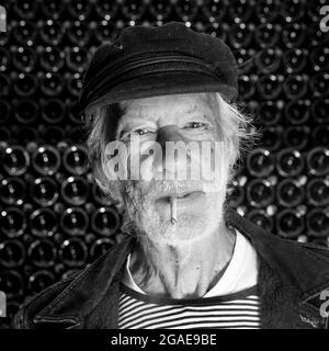 Peter Hall, produttore di vino pluripremiato. Vigneto a fondo frangibile, Via Bianca, Rodmell, Lewes, Sussex. Foto Stock