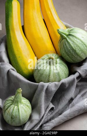 Due varietà di zucchine direttamente dal giardino biologico Foto Stock