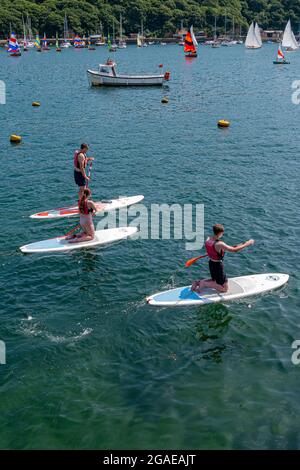Paddleboarders sul fiume Fowey / estuario Fowey, Cornovaglia, Regno Unito. Foto Stock