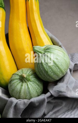 Due varietà di zucchine direttamente dal giardino biologico Foto Stock