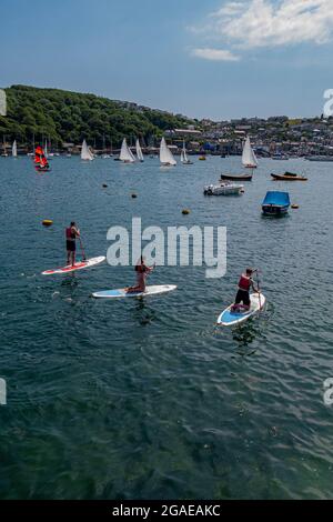 Paddleboarders sul fiume Fowey / estuario Fowey, Cornovaglia, Regno Unito. Foto Stock