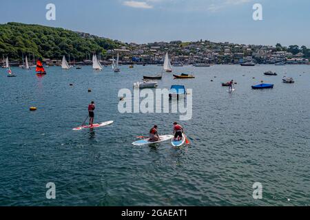 Paddleboarders sul fiume Fowey / estuario Fowey, Cornovaglia, Regno Unito. Foto Stock