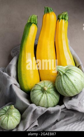 Due varietà di zucchine direttamente dal giardino biologico Foto Stock