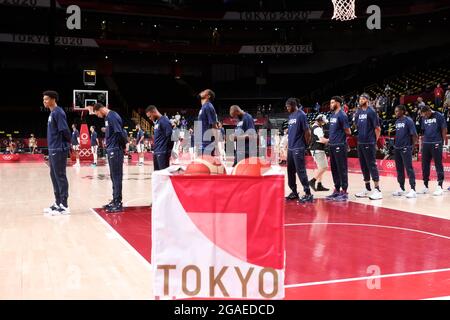 Tokyo, Giappone, 25 luglio 2021. Team USA stand per l'inno nazionale durante il turno preliminare di pallacanestro maschile Gruppo A - Partita 4 tra Francia e USA il giorno 2 dei Giochi Olimpici di Tokyo 2020 . Credit: Pete Dovgan/Speed Media/Alamy Live News Foto Stock