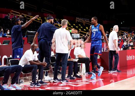 Tokyo, Giappone, 25 luglio 2021. Kevin Durant del Team Stati Uniti al banco durante il turno preliminare di pallacanestro maschile Gruppo A - Partita 4 tra Francia e USA il giorno 2 dei Giochi Olimpici di Tokyo 2020 . Credit: Pete Dovgan/Speed Media/Alamy Live News Foto Stock