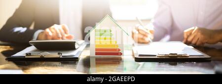 Energy Efficient House Audit utilizzando la calcolatrice. Elevata efficienza Foto Stock