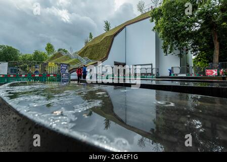 Londra, Regno Unito. 30 luglio 2021. L'ingresso al Marble Arch Mound, che ha chiuso al pubblico due giorni dopo l'apertura. Commissionato dal consiglio comunale di Westminster e progettato dagli architetti MVRDV, ad un costo riferito di £2 m, il tumulo artificiale alto 25 m è stato fortemente criticato come incompleto, privo delle opinioni pubblicizzate, troppo costoso per una visita e "essendo il peggior punto di riferimento di Londra". Il Consiglio di Westminster prevede di riaprire la struttura una volta apportati i miglioramenti. Credit: Stephen Chung / Alamy Live News Foto Stock