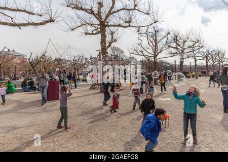 Bambini che giocano con le bolle di sapone in Piazza Museo, Amsterdam Foto Stock