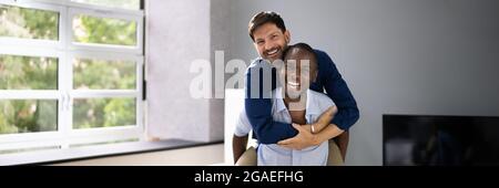 Felice coppia gay a casa. African American Man Dating Foto Stock