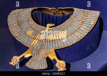 Colletto della necropoli di Shoshenq II a Tanis, raffigurante l'antica dea avvoltoio egiziana Nekhbet Foto Stock