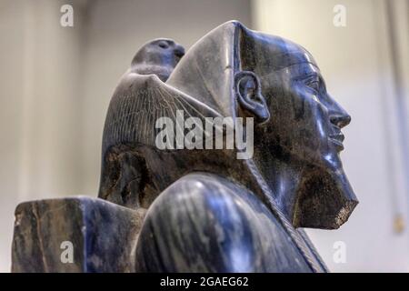 Statua del re Khafre protetto da un falco, Museo delle antichità egizie, il Cairo Foto Stock