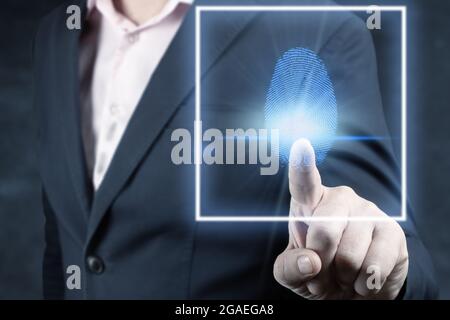 La scansione delle impronte digitali fornisce un accesso di sicurezza con identificazione biometrica, la persona che tocca lo schermo con il dito sullo sfondo. Businessman scan fingerpri Foto Stock
