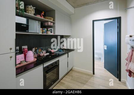 2 camere da letto tipo C cucina condivisa esempio. Brooklyn House, Pretoria, Sudafrica. Architetto: Boogertman + Partners, 2021. Foto Stock