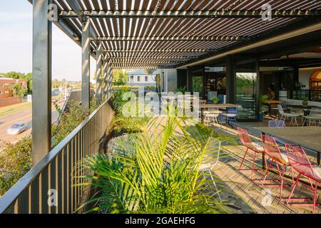 Area terrazza con ristorante. Brooklyn House, Pretoria, Sudafrica. Architetto: Boogertman + Partners, 2021. Foto Stock