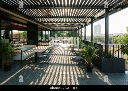 Area terrazza con ristorante. Brooklyn House, Pretoria, Sudafrica. Architetto: Boogertman + Partners, 2021. Foto Stock