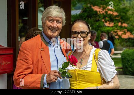 Aschau I.Chiemgau, Germania. 30 luglio 2021. Attore Christian Wolff con sua moglie Marina. Credit: Peter Kneffel/dpa/Alamy Live News Foto Stock