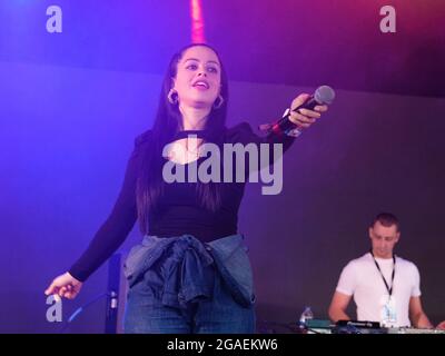 Lulworth, Dorset, 30 luglio 2021, Tina Barrett con S Club 7 , esibendosi al Big Top, Camp Bestival Lulworth, Dorset UK Credit: Dawn Fletcher-Park/Alamy Live News Foto Stock