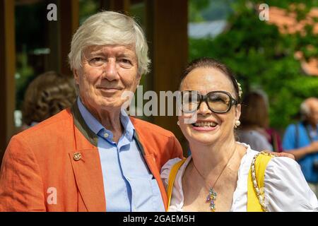 Aschau I.Chiemgau, Germania. 30 luglio 2021. Attore Christian Wolff con sua moglie Marina. Credit: Peter Kneffel/dpa/Alamy Live News Foto Stock