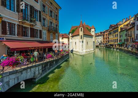 Le vecchie prigioni della città di Annecy sono ora diventate un'attrazione turistica. Lungo i canali abbondano caffè e ristoranti. Annecy, alta Savoia, Foto Stock