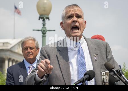 Il Rappresentante degli Stati Uniti Matt Rosendale (Repubblicano del Montana) fa un commento in quanto i membri della Camera Freedom Caucus tengono una conferenza stampa sull'espulsione dei membri della Camera Repubblicana Conference, fuori dal Campidoglio degli Stati Uniti a Washington, DC, giovedì 29 luglio 2021. Foto di Rod Lamkey/CNP/ABACAPRESS.COM Foto Stock