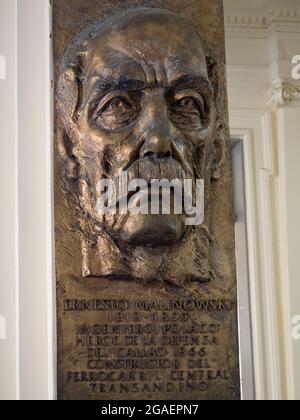 Lima, Perù - Maggio. , 2016: Interno di Casa de la Literatura Peruana e un busto di Ernest Malinowski - strada polacca engineee. America del Sud. Foto Stock