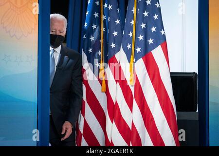 Washington, Stati Uniti. 30 luglio 2021. Il presidente Joe Biden arriva a un incontro virtuale con i governatori per discutere la prevenzione degli incendi, la preparazione e gli sforzi di risposta all'Eisenhower Executive Office Building vicino alla Casa Bianca a Washington, DC, venerdì 30 luglio 2021. Photo by Sarah Silbiger/Pool/Sipa USA Credit: Sipa USA/Alamy Live News Foto Stock