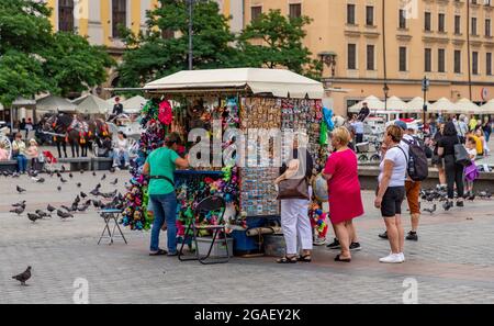 Una foto di una bancarella di souvenir nella piazza principale di Cracovia (Rynek Główny). Foto Stock