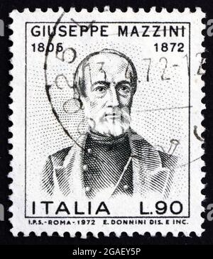 ITALIA - CIRCA 1972: Un francobollo stampato in Italia mostra Giuseppe Mazzini, Patriot e scrittore, attivista per l'unificazione d'Italia, intorno al 1972 Foto Stock