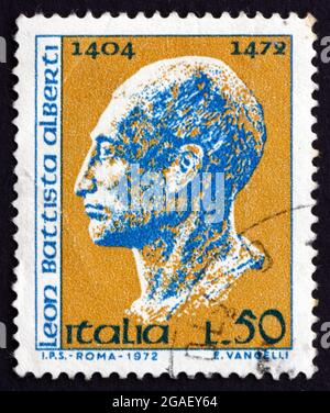 ITALIA - CIRCA 1972: Un francobollo stampato in Italia mostra Leon Battista Alberti, architetto, Pittore, organista e scrittore, polimath umanista rinascimentale, Foto Stock