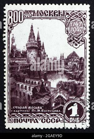 RUSSIA - CIRCA 1947: Un francobollo stampato in Russia mostra la vecchia Mosca, di Vasnetsov, 800° anniversario della fondazione di Mosca, circa 1947 Foto Stock
