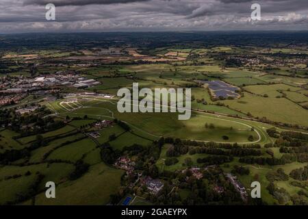 Veduta aerea del drone dell'ippodromo di Uttoxeter, corso di corse ippiche Staffordshire Inghilterra Foto Stock