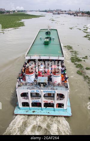 Dhaka, Bangladesh : persone che ritornano al loro villaggio con un traghetto passeggeri sovraffollato in occasione di Eid al-Adha Foto Stock