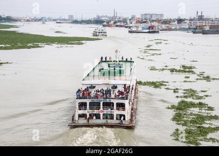 Dhaka, Bangladesh : persone che ritornano al loro villaggio con un traghetto passeggeri sovraffollato in occasione di Eid al-Adha Foto Stock