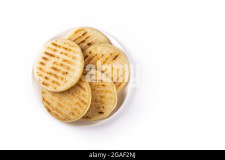 L'arepa è un tipo di pasto fatto da pasta di mais macinata, farina di mais, isolato su bianco, vista dall'alto Foto Stock