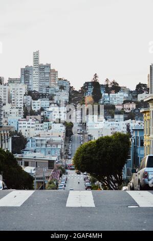 Vista di Lombard Street e degli edifici colorati da Afar a San Francisco, California Foto Stock