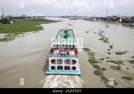 Dhaka, Bangladesh : persone che ritornano al loro villaggio con un traghetto passeggeri sovraffollato in occasione di Eid al-Adha Foto Stock