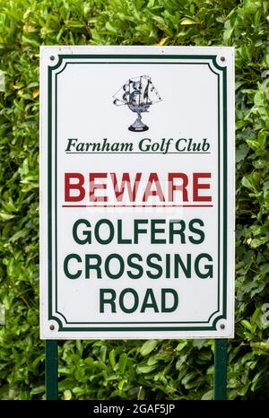 Farnham Golf Club, Blighton Lane, The Sands, Farnham, Surrey, Inghilterra, Regno Unito - attenzione golfers segno. Foto Stock