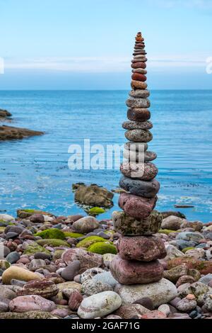 Una torre di pietra stack sulla spiaggia, Dunbar, East Lothian, Scozia, Regno Unito Foto Stock