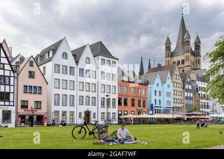 Gli edifici colorati della città vecchia di Colonia creano un'atmosfera piacevole per le persone in visita Foto Stock