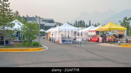 Canmore, Alberta, Canada – 29 luglio 2021: I venditori aprono le loro cabine nel mercato all'aperto Foto Stock